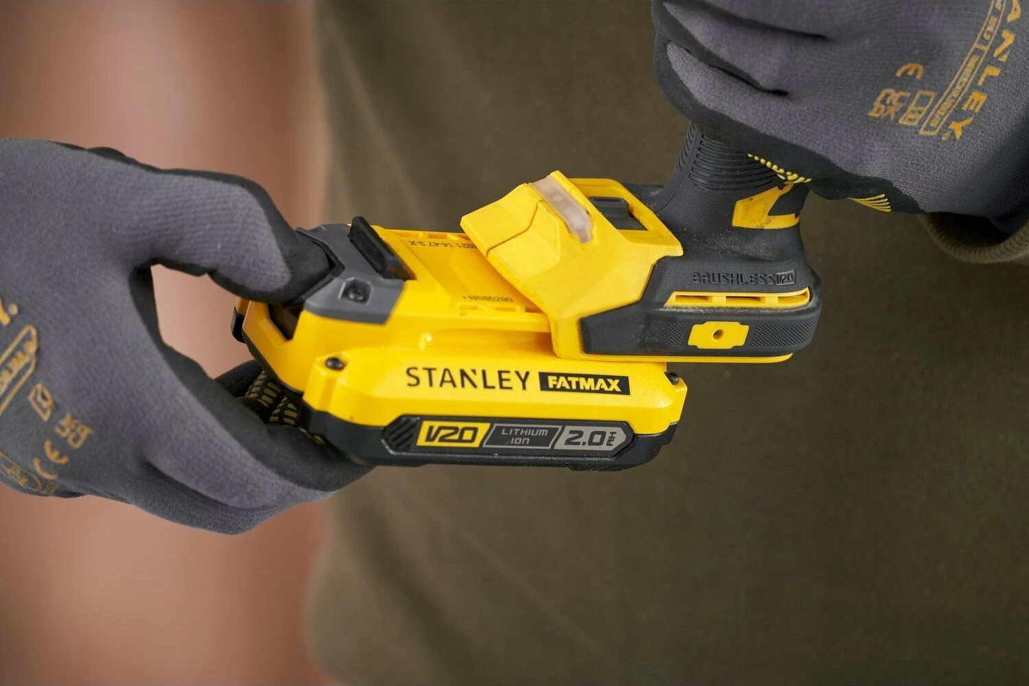 Shurupavërtëse me goditje Stanley FatMax V20 SFMCF830D2K-QW 18 V, brushless, 2x2.0 Ah, 1/4\" HEX, set me 2 bateri + karikues + valixhe, e verdhë/zezë