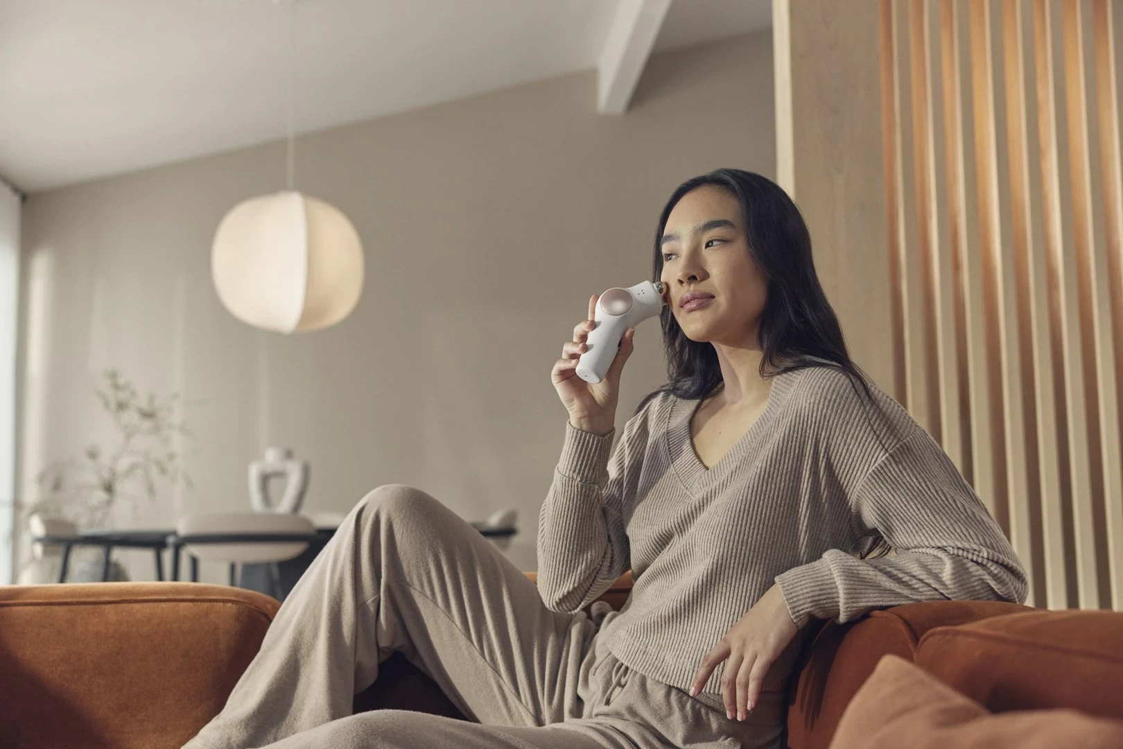 Pajisje për kujdesin e fytyrës Therabody TheraFace PRO, e bardhë