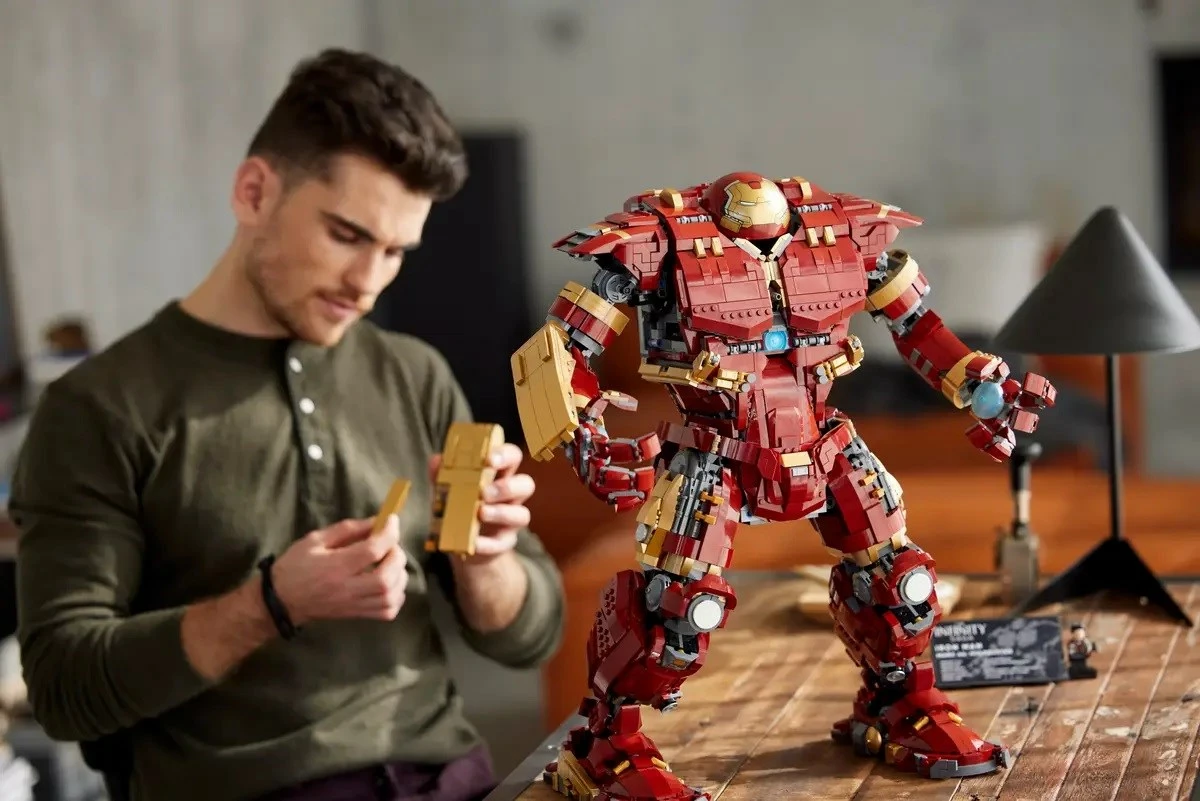 Set LEGO Marvel Hulkbuster 76210, 4049 pjesë, për të rritur, Kuq/Ari