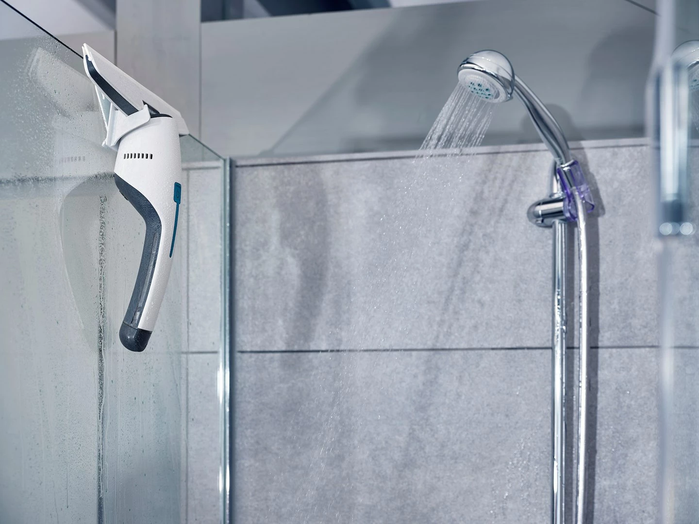 Pastrues elektrik dritaresh LEIFHEIT 51035, 45 min, i zi/blu/bardhë