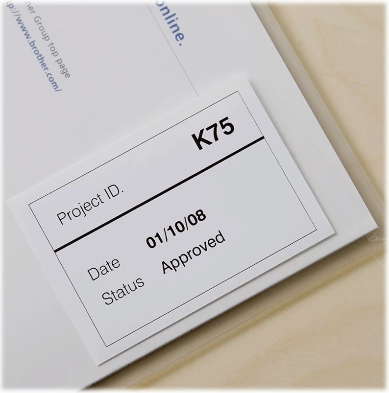 Rrotullë etikete Brother DK-22212, 62mm x 15.24m, e bardhë me të zezë