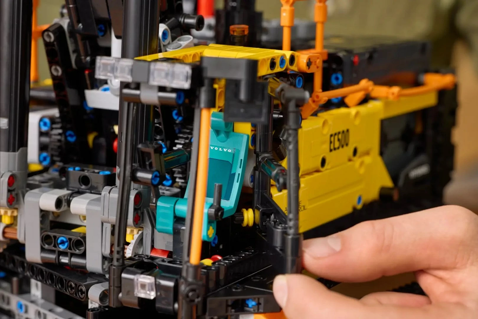 Set LEGO Technic Volvo EC500 Hybrid Excavator, 42215, për të rritur, e zezë/verdhe