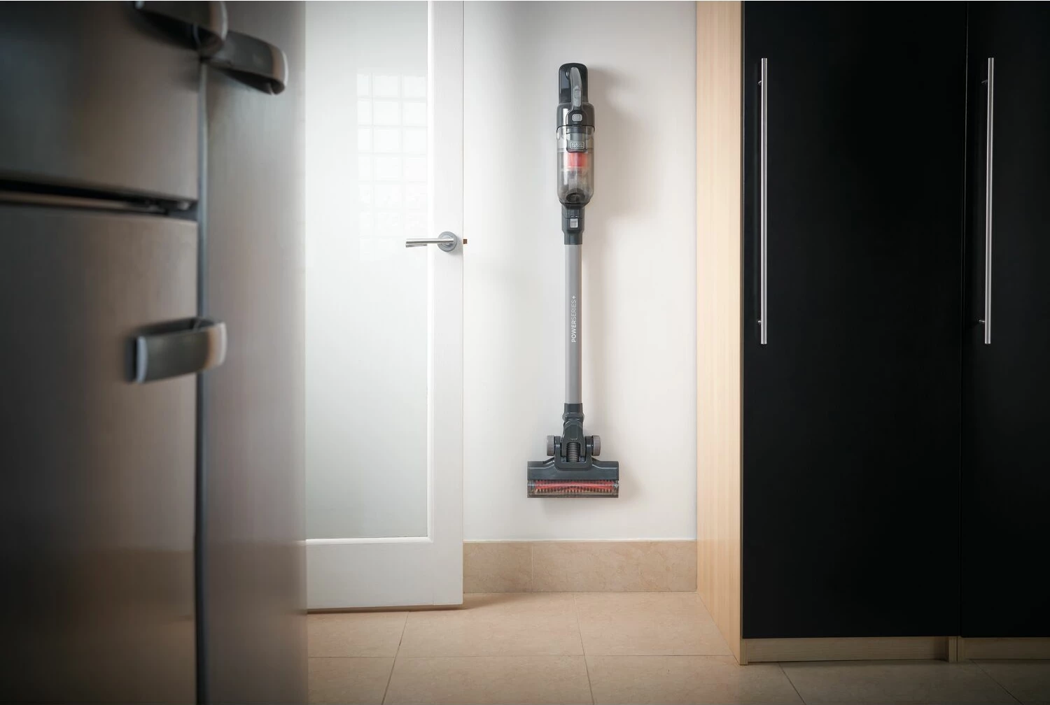 Fshesë me korrent 2-në-1 Black&Decker BHFEA520J, 18V, bateri e integruar 2Ah, 500ml, e zezë