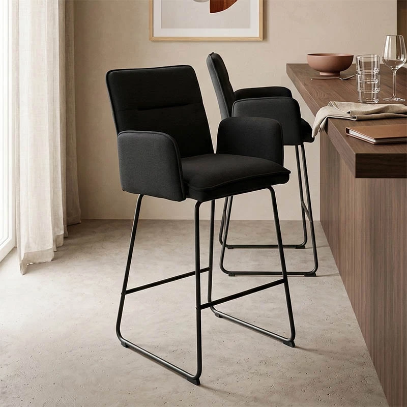 Karrige për bar Essential, set prej 4 copë, material pëlhurë e zezë, këmbë metalike të zeza, 57x64.5x107cm