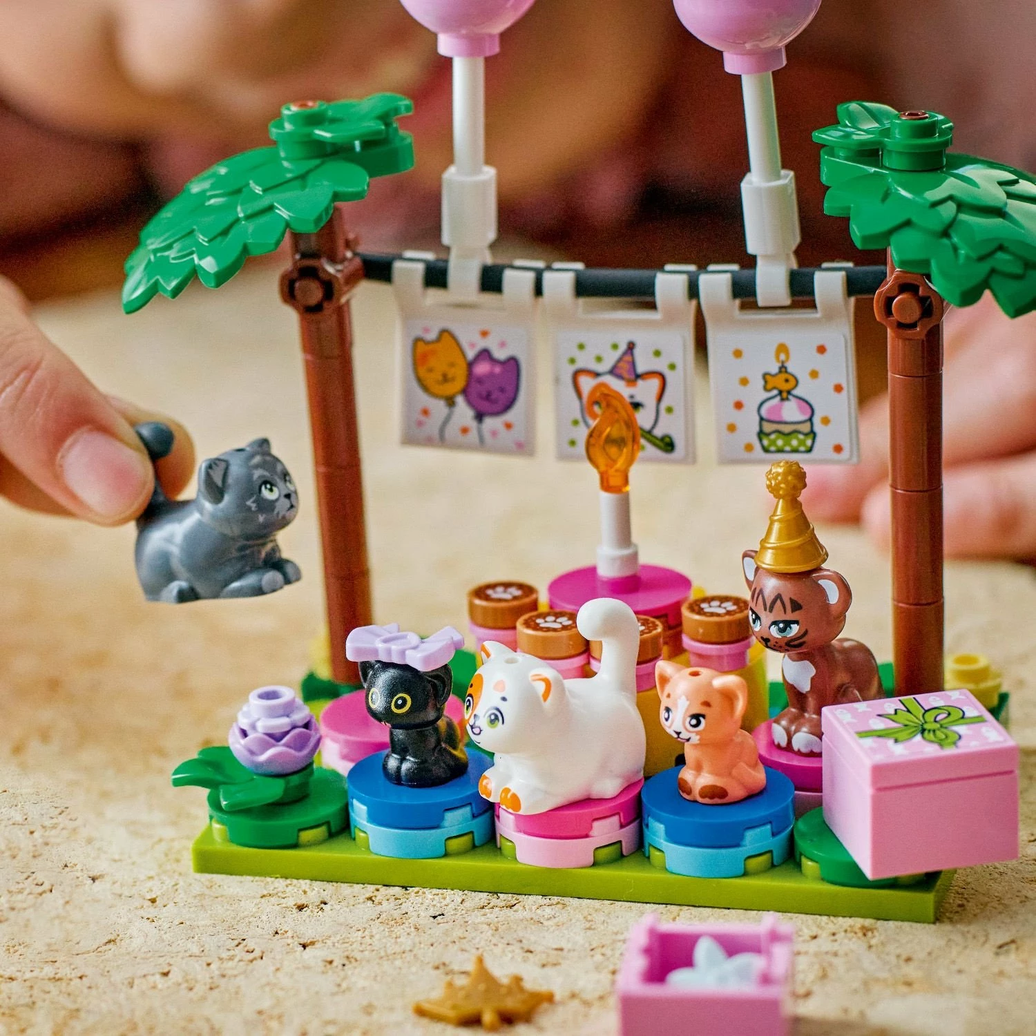 Set ndërtimi LEGO Friends 42666 Cat Birthday Party and Tree House, 321 copë