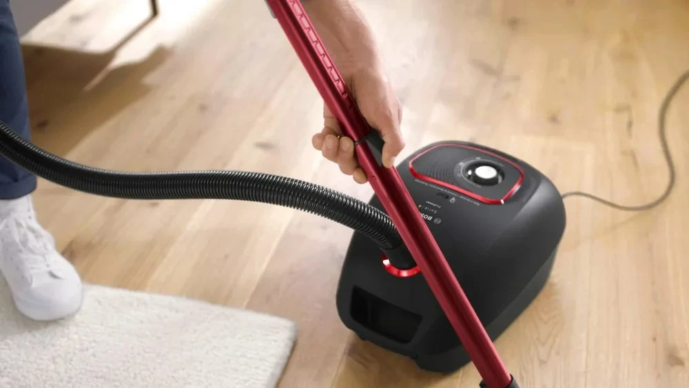 Fshesë me korent BOSCH Serie 4 BGB41POW1, 850 W, me qese, e zezë