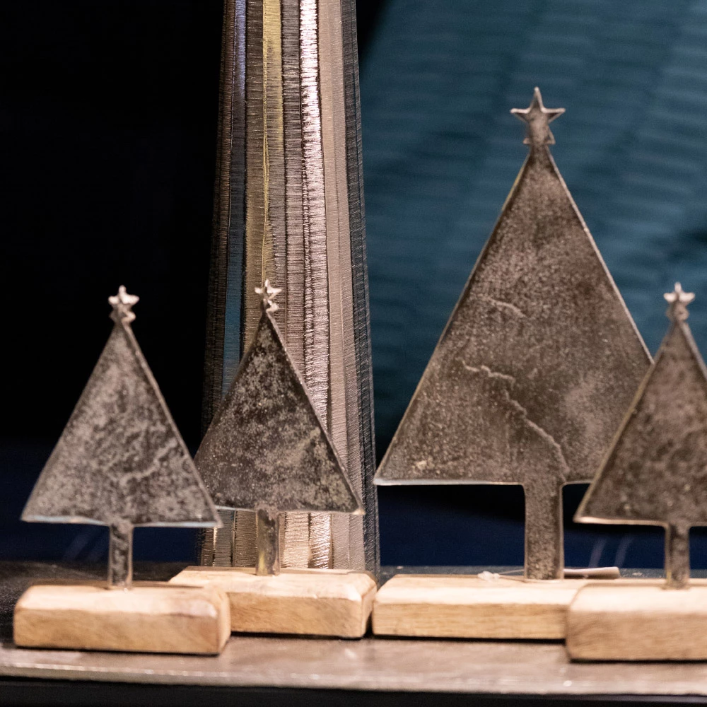 Dekor pemë për Krishtlindje, dru dhe alumin, argjend, 18x5x28cm