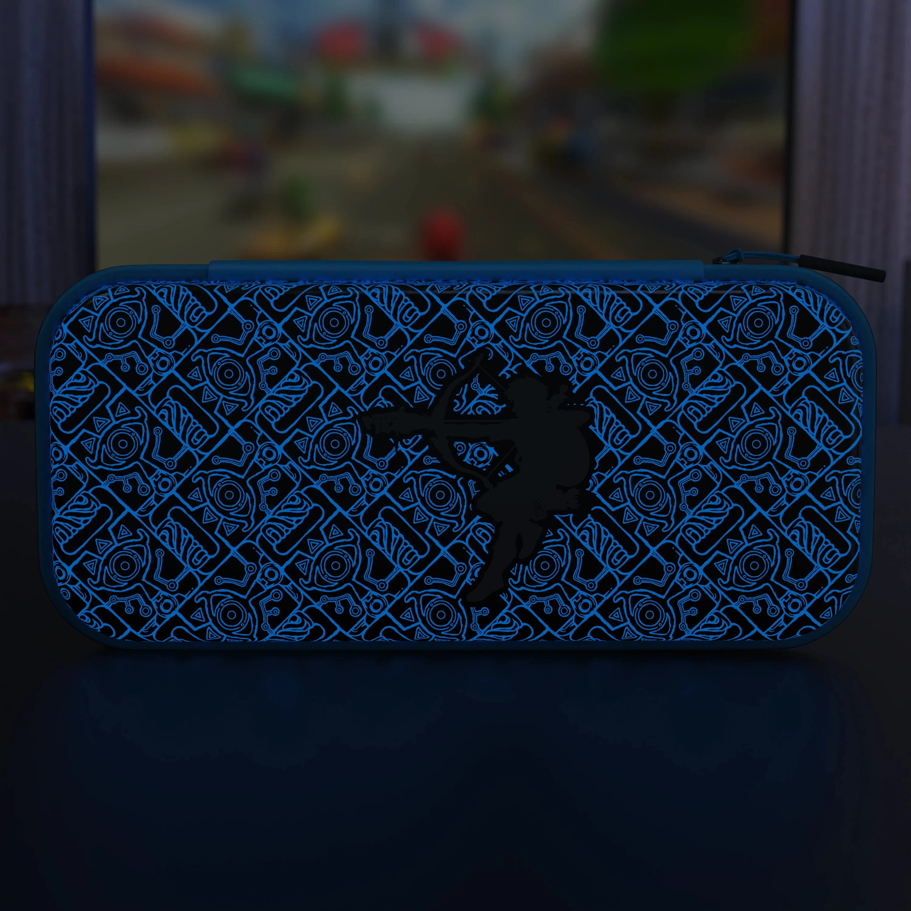 Çantë mbrojtëse PDP Deluxe Bag Glow in the Dark Link për Nintendo Switch/Switch Lite/Switch OLED, e zezë-blu