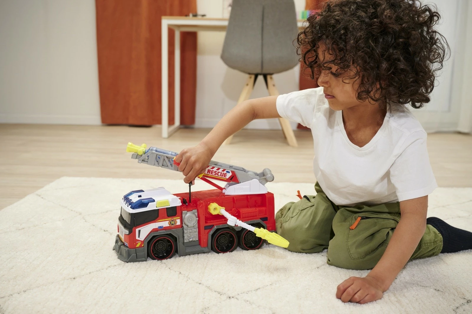 Kamion zjarri lodër Dickie 37.5 cm, plastikë, me drita dhe zë, i kuq