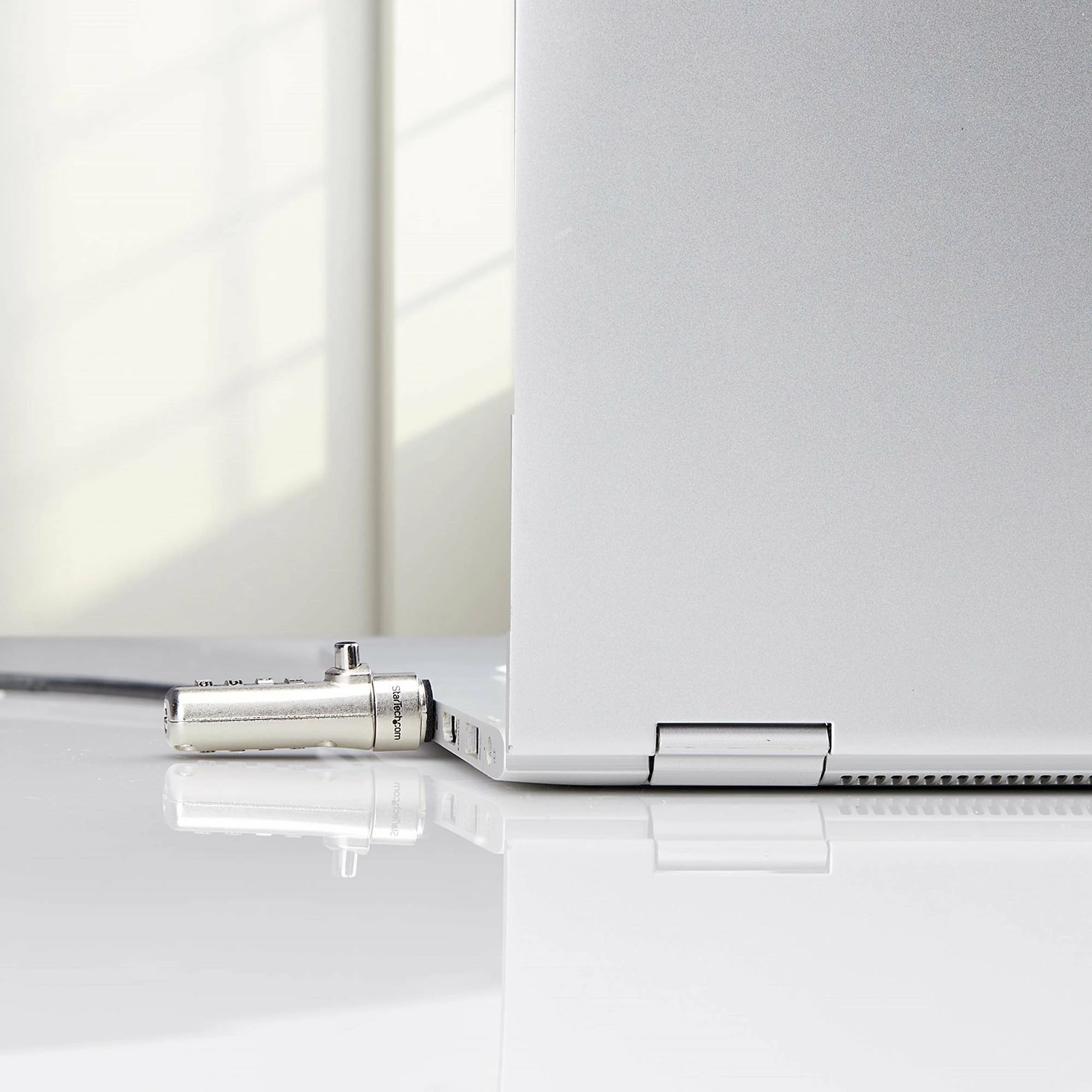 Kablë sigurie StarTech SNANOC4D-LAPTOP-LOCK 1.5 m me kyç kombinimi Kensington Nano, e zezë