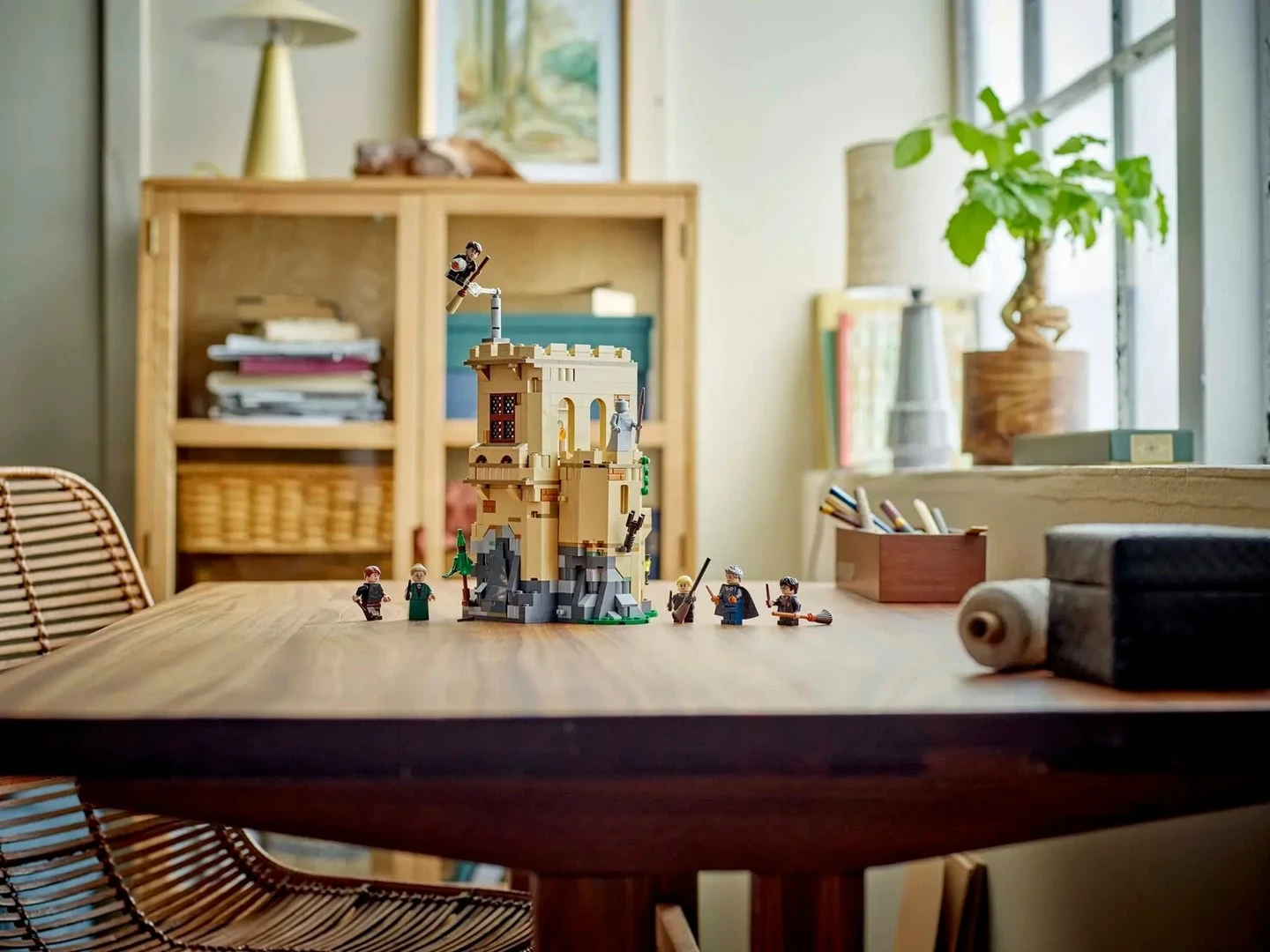 Set LEGO Harry Potter 76447 Hogwarts Castle: Flying Lessons, 651 pjesë, 6 minifigura