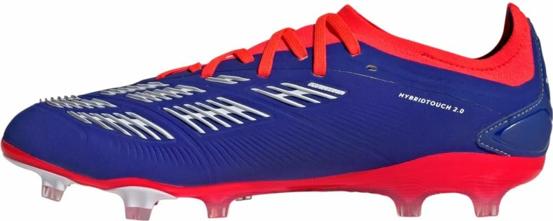 Atlete futbolli adidas, të kuqe dhe të kaltra