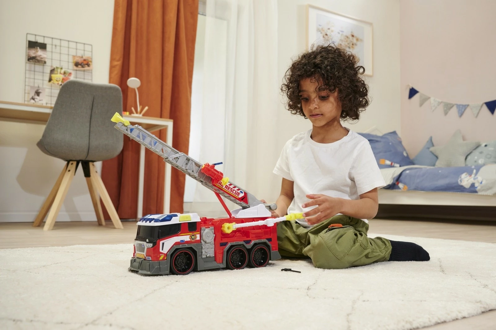 Kamion zjarri lodër Dickie 37.5 cm, plastikë, me drita dhe zë, i kuq