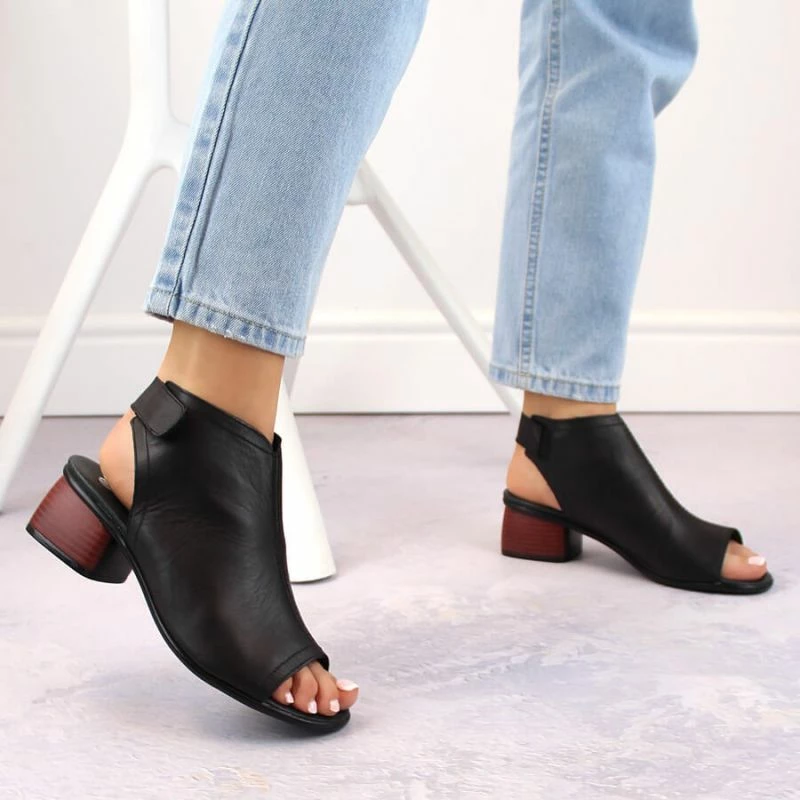 Sandale të rehatshme prej lëkure Rieker për femra, të zeza