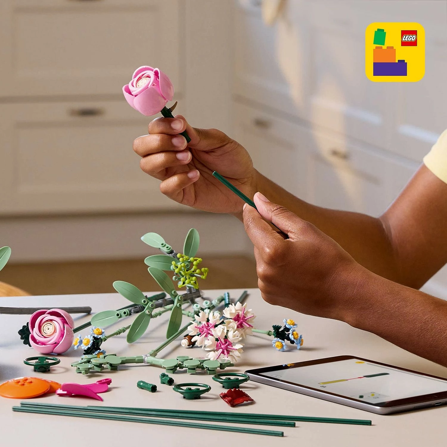 Set ndërtimi LEGO Botanicals Schöner Rosafarbener Blumenstrauß 10342, shumëngjyrësh