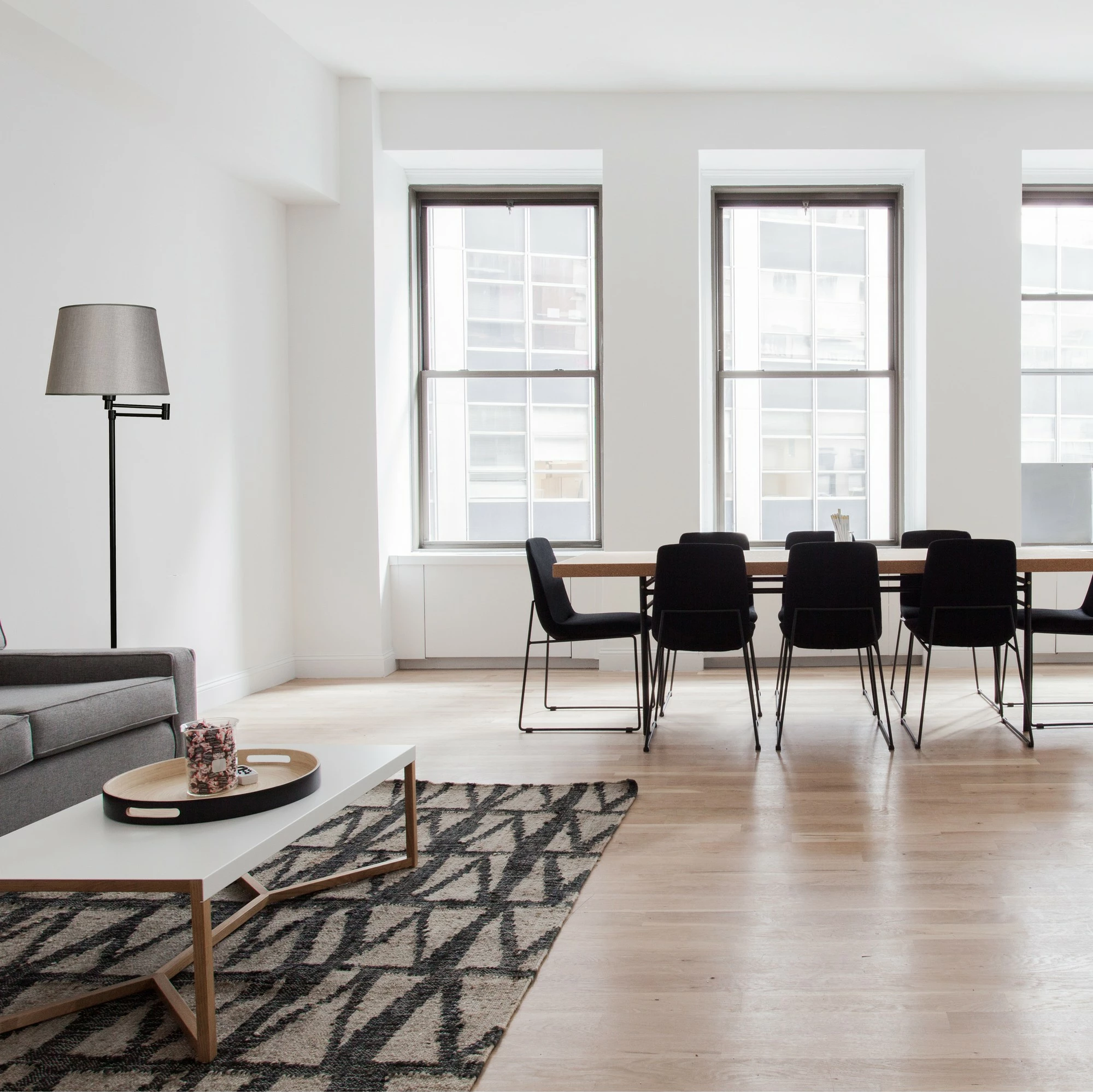 Llambë dyshemeje Opviq, 8245-1, e zezë dhe gri