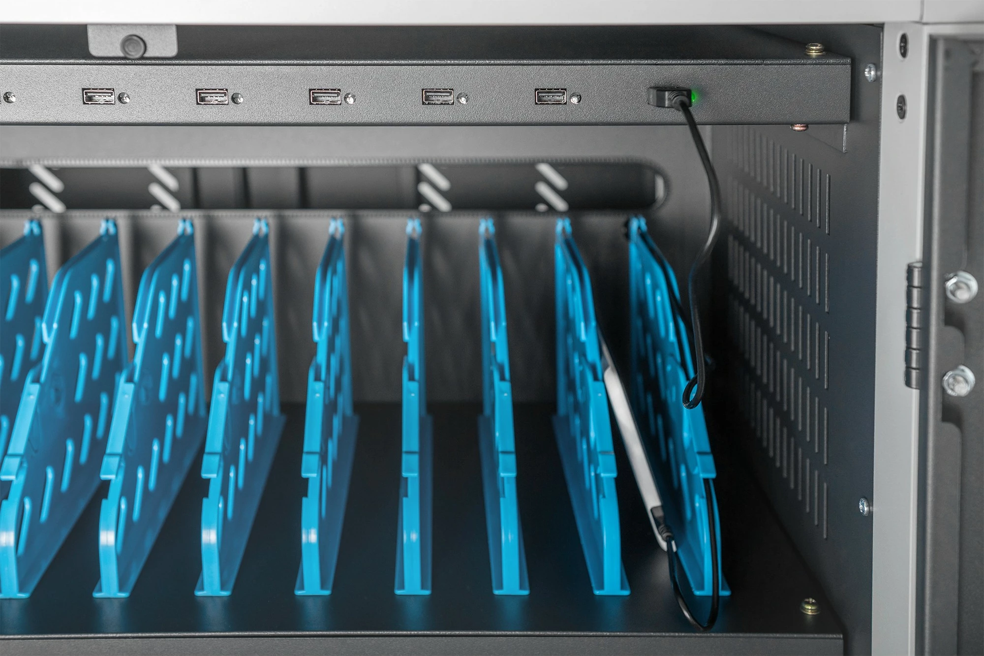 Kasë karikimi portabile Digitus, për 30 laptopë/tableta deri 15.6 inç, UV-C, e zezë