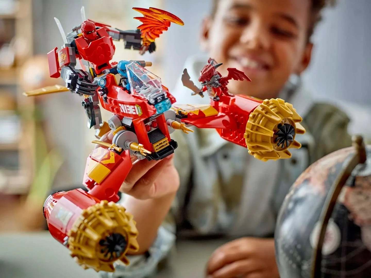 Set LEGO NINJAGO 71830 Kai's Mech Storm Rider, 3 minifigura
