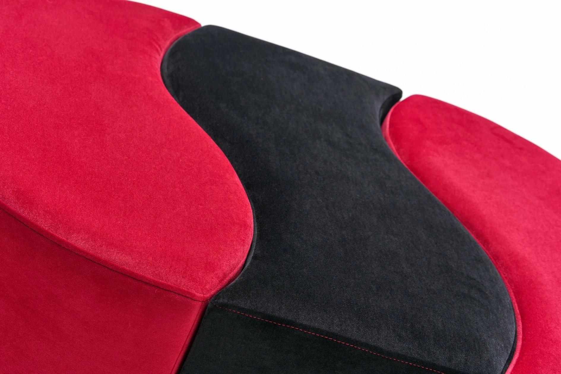 Puf Atelier del Sofa, Alya, e kuqe dhe e zezë