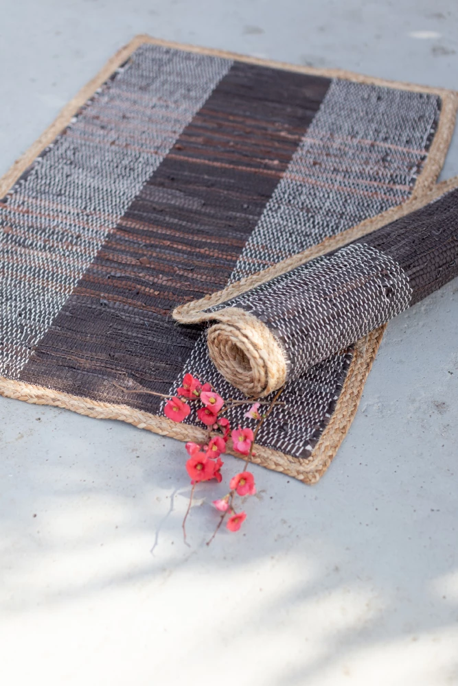 Qilim i errët, lëkurë dhe jute, 60x90cm, ngjyrë e zezë-bezhë