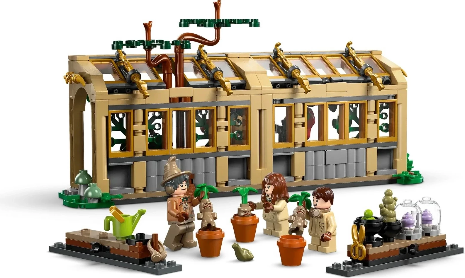 Set LEGO Harry Potter 76445 Hogwarts Castle Herbology Class, 3 minifigura