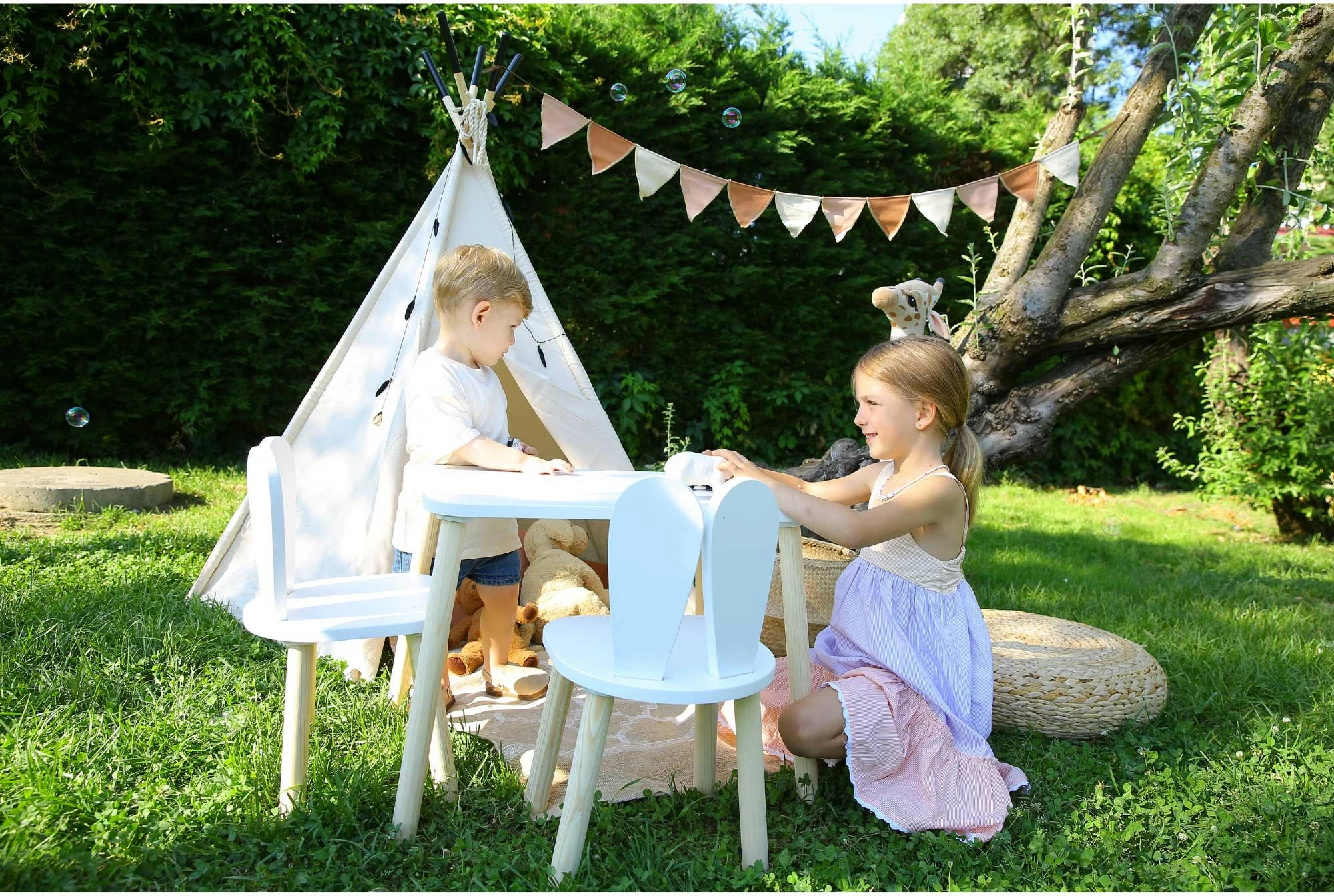 Set tavoline për fëmijë, dy karrige Bunny, e bardhë