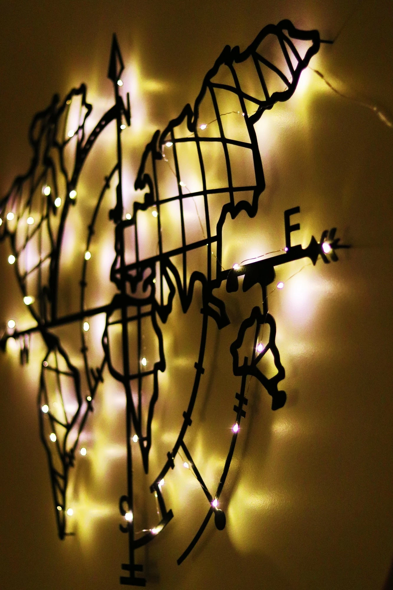 Aksesor dekorativ metalik për mur, hartë bote me busull dhe LED, ngjyrë e zezë