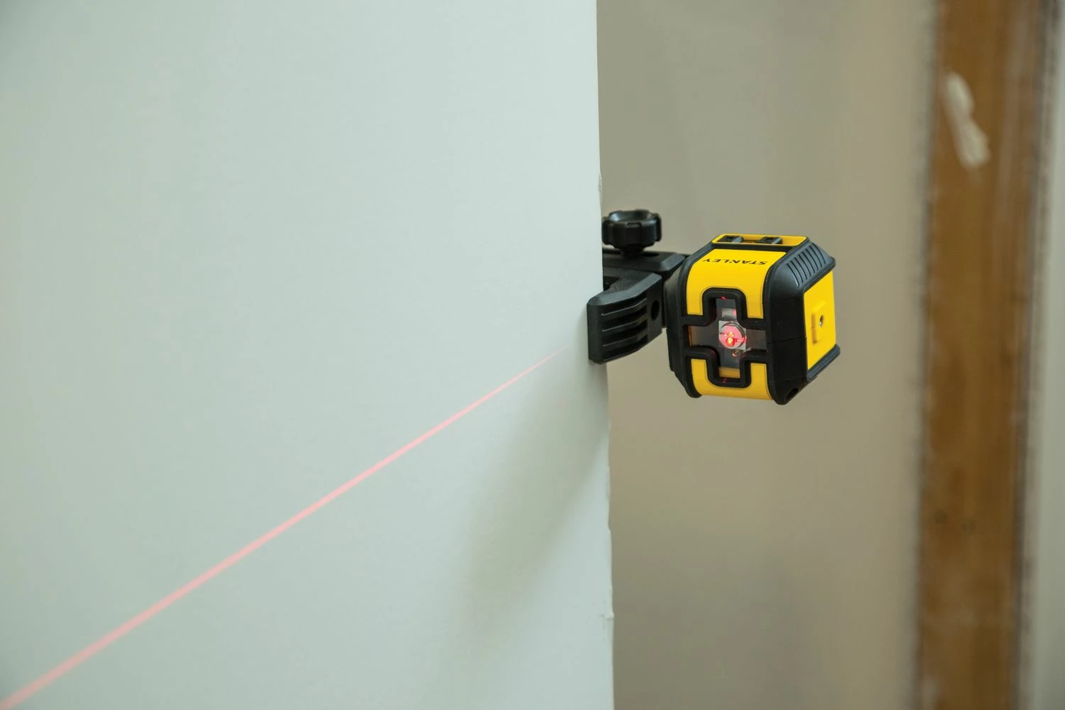 Laser nivelues kryq Stanley Cubix STHT77498-1 12 m, i kuq, me bateri