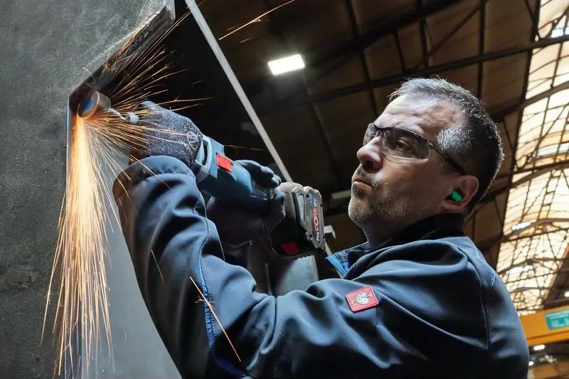 Makinë drejtë bluarëse Bosch GGS 18V-23 LC Professional, brushless, 8 mm, 23000 RPM, zi/kaltër/kuqe/argjendtë