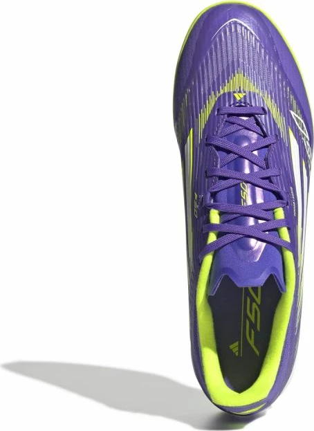 Atlete futbolli për femra adidas, vjollcë