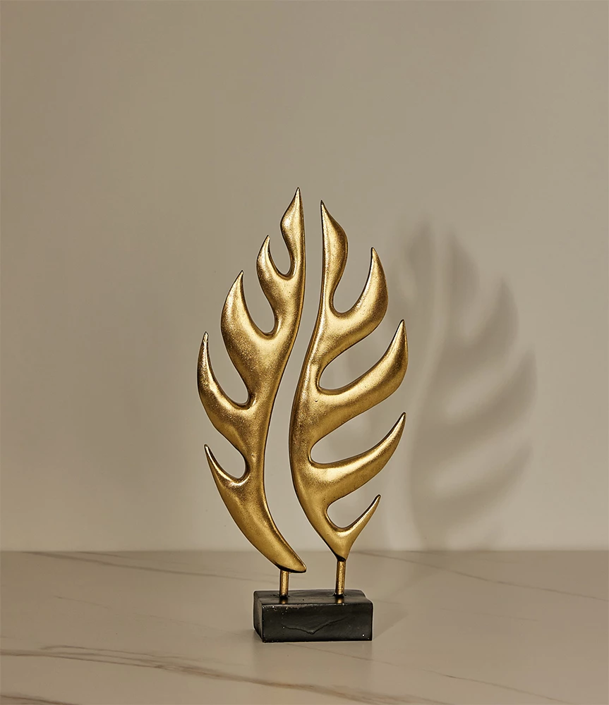 Dekor gjethe totem, polirezine, ngjyrë ari e zezë, 20x6x41cm