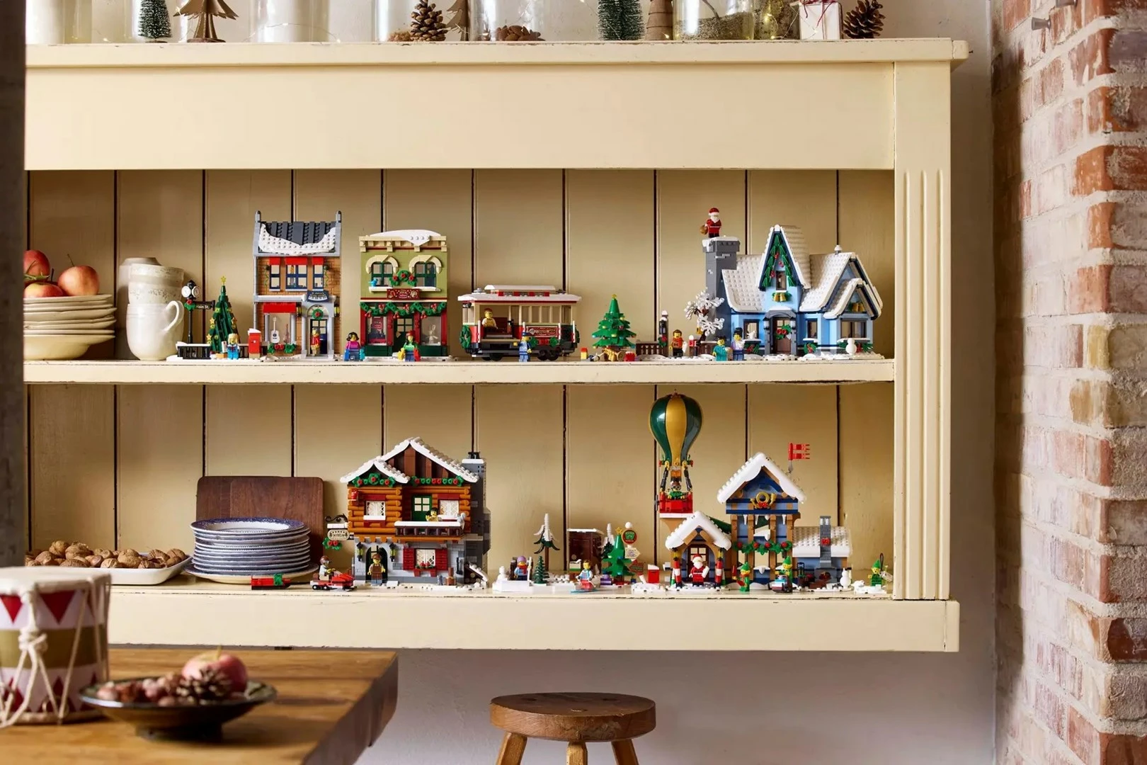 Set LEGO ICONS 10339 Santa's Post Office, 5 minifigura