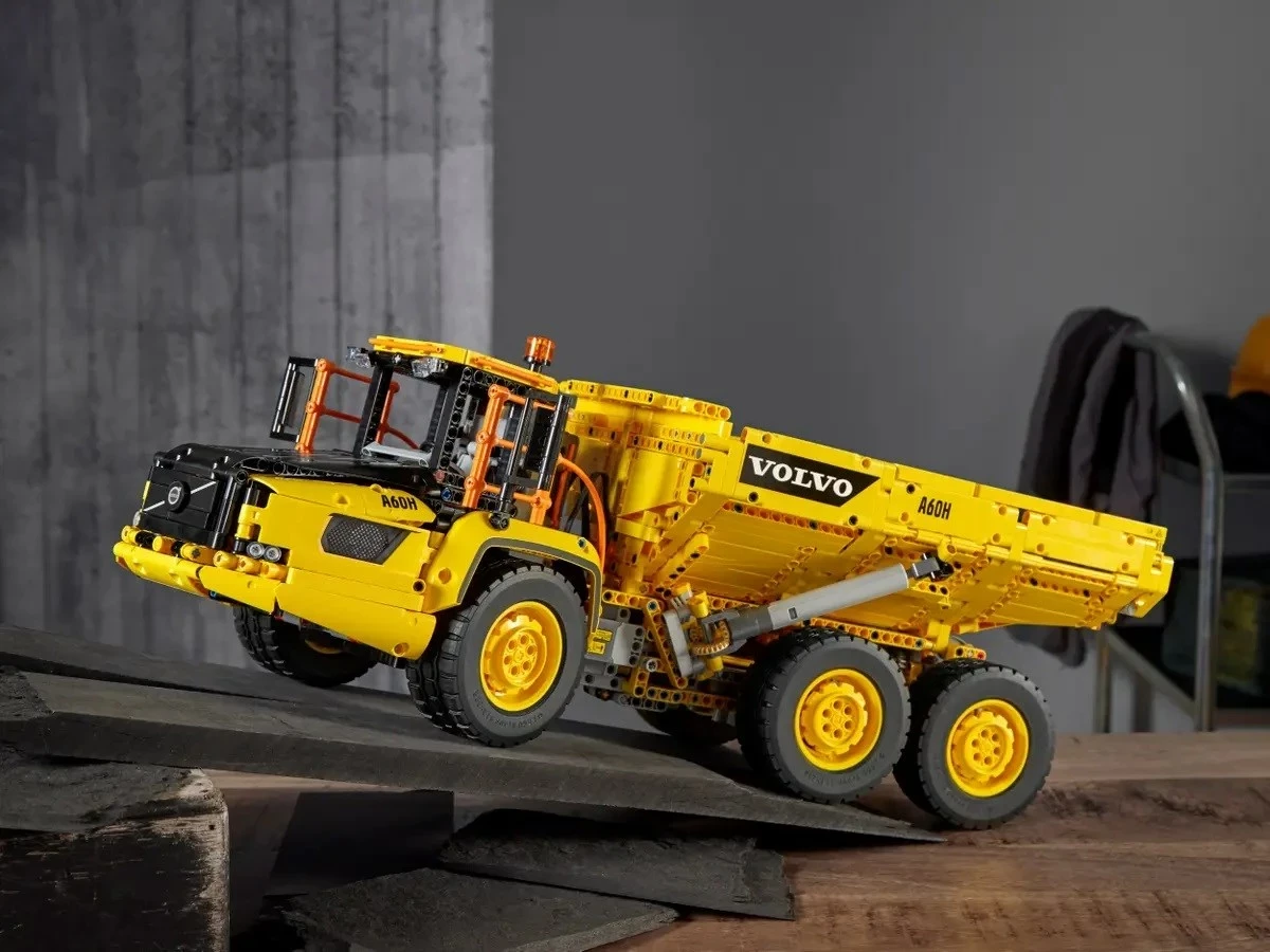 Set LEGO Technic Volvo 6x6 Articulated Hauler 42114, Verdhë