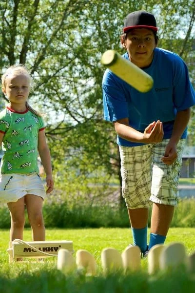 Set lojë Mölkky Tactic 40268, 12 kunja druri me zbijak, për jashtë