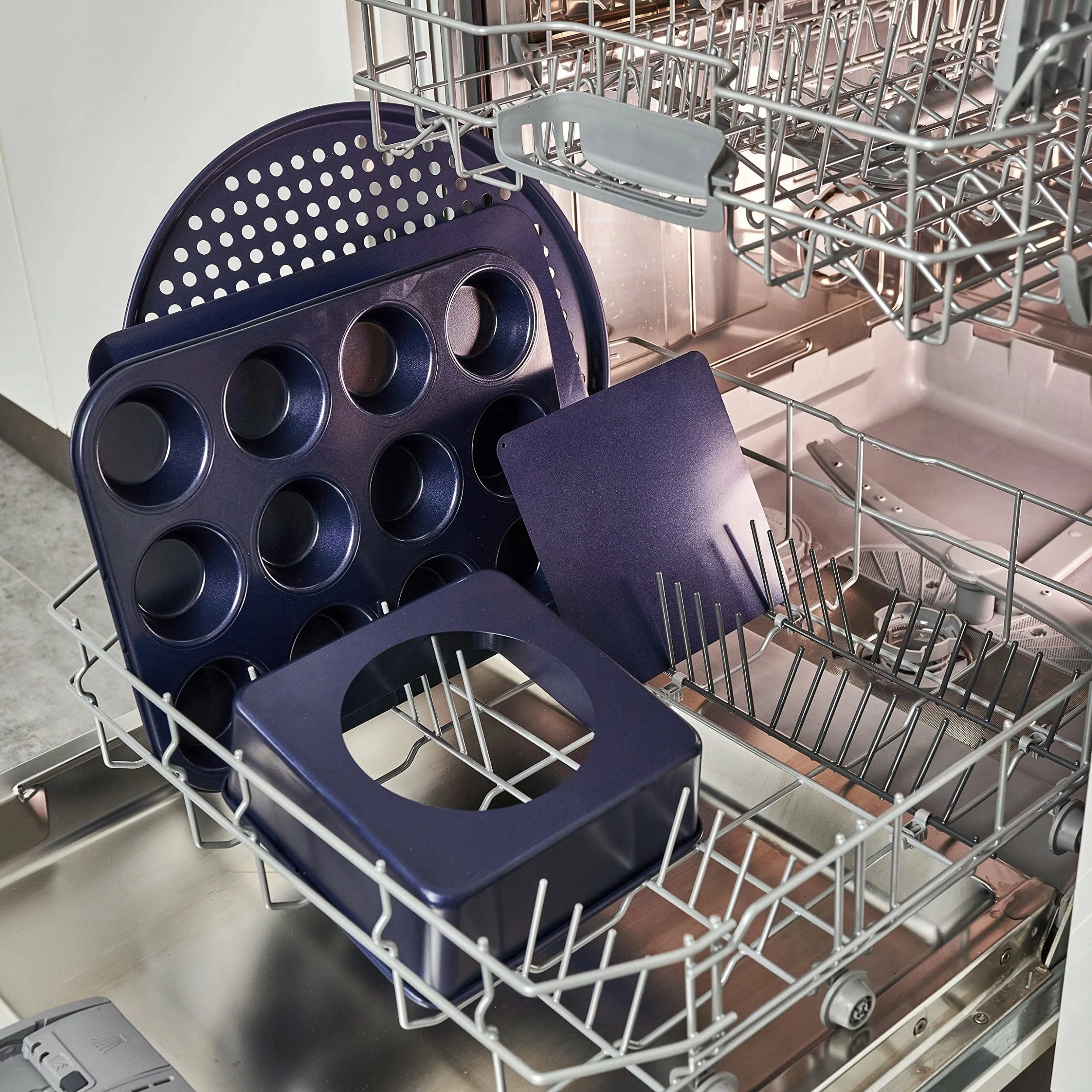 Tepsi pjekjeje me rrjetë Zyliss E980206 40x30 cm, çelik karboni me veshje anti-ngjitëse Quantum II, blu e errët