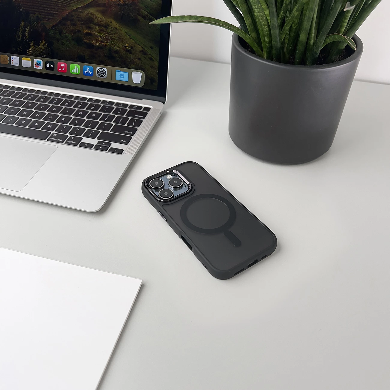 Mbështjellës Hurtel MagSafe për iPhone 16 Pro Max, i zi