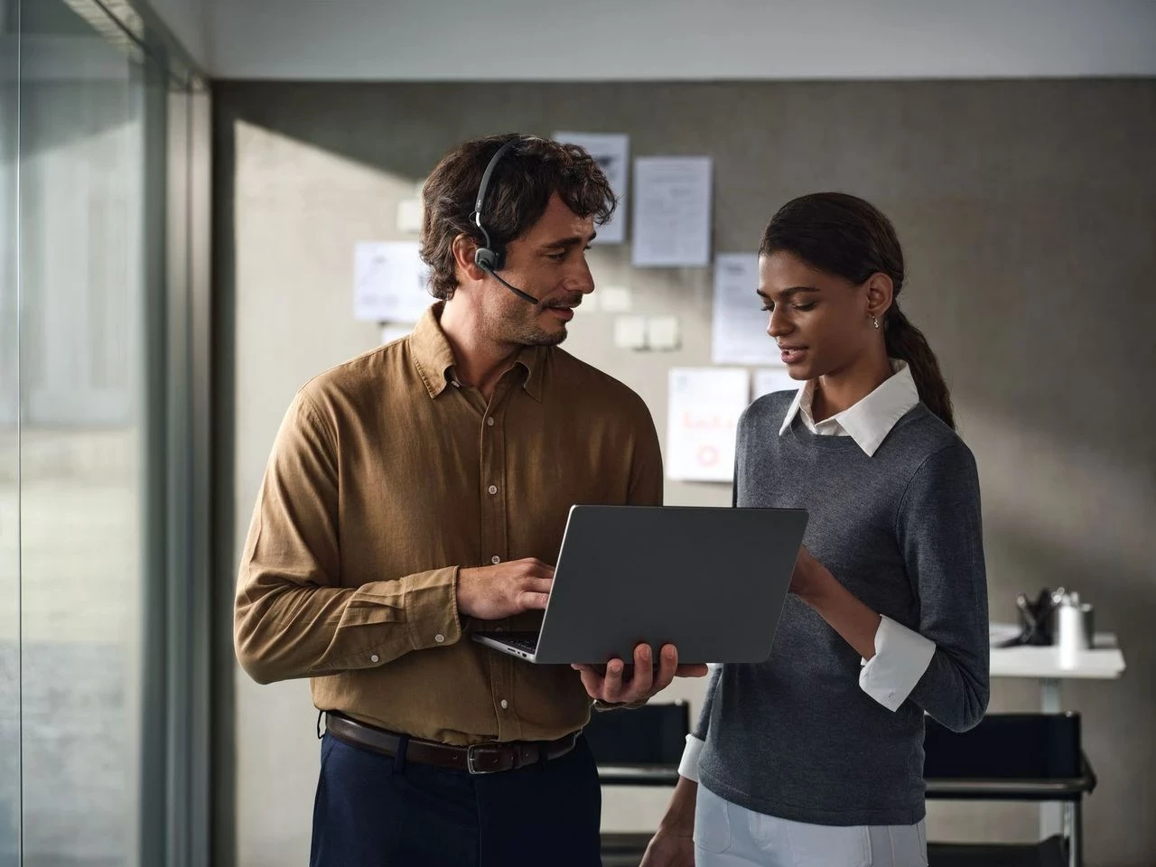 Kufje SHOKZ OpenMeet UC Wireless Bluetooth me dirigjim kockor, me adapter USB-A, të zeza