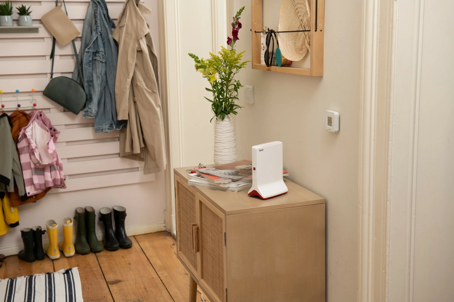 Router portabil AVM FRITZ!Repeater 6000, Wi-Fi 6, Tri-band, Ethernet LAN, Kuq, Bardhë