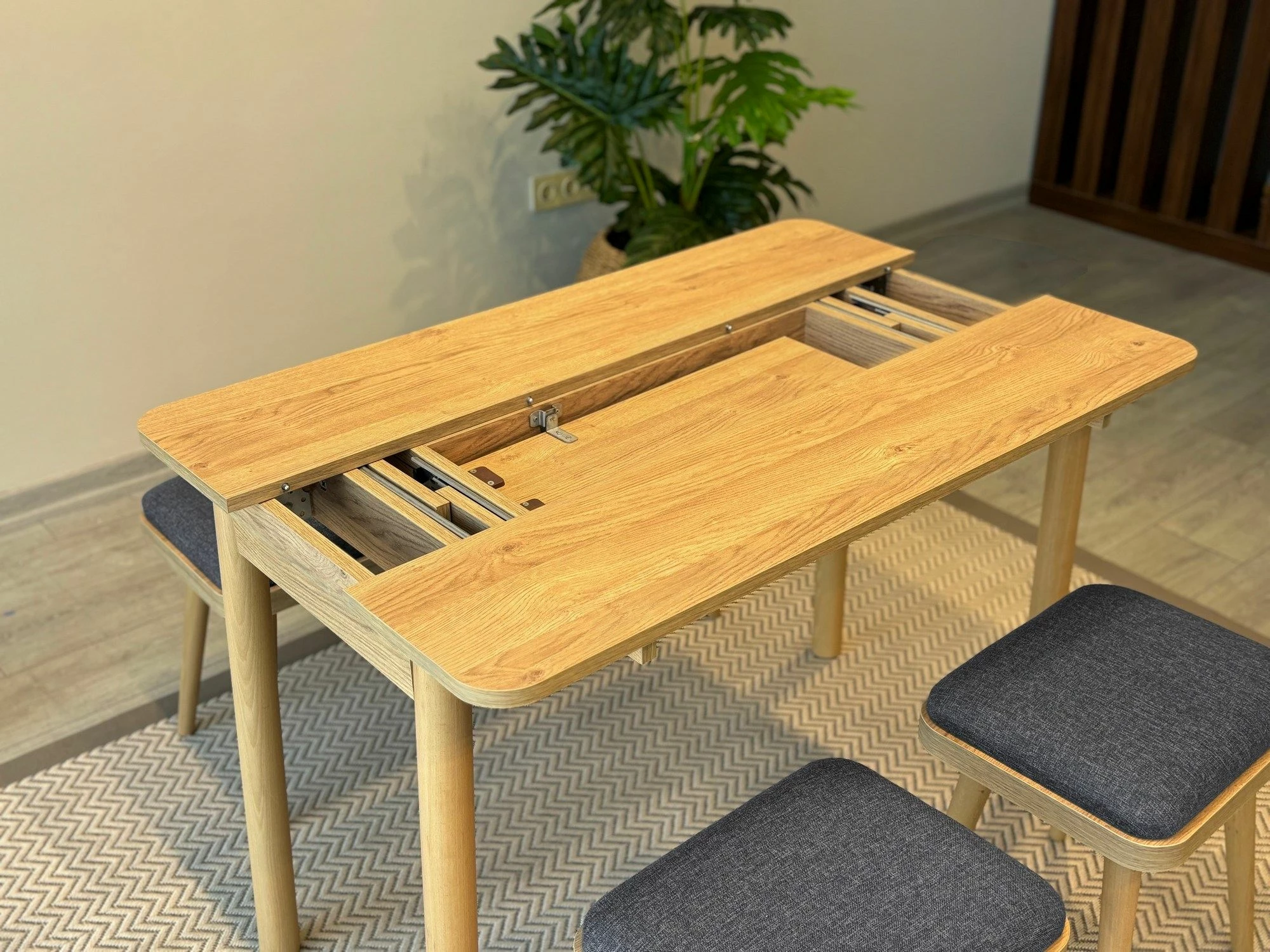 Set tavoline me karrige për ngrënie, zgjatues, 4 pjesë, Skye Decor, Vina Mini 04 1053, ngjyrë lis, antracit