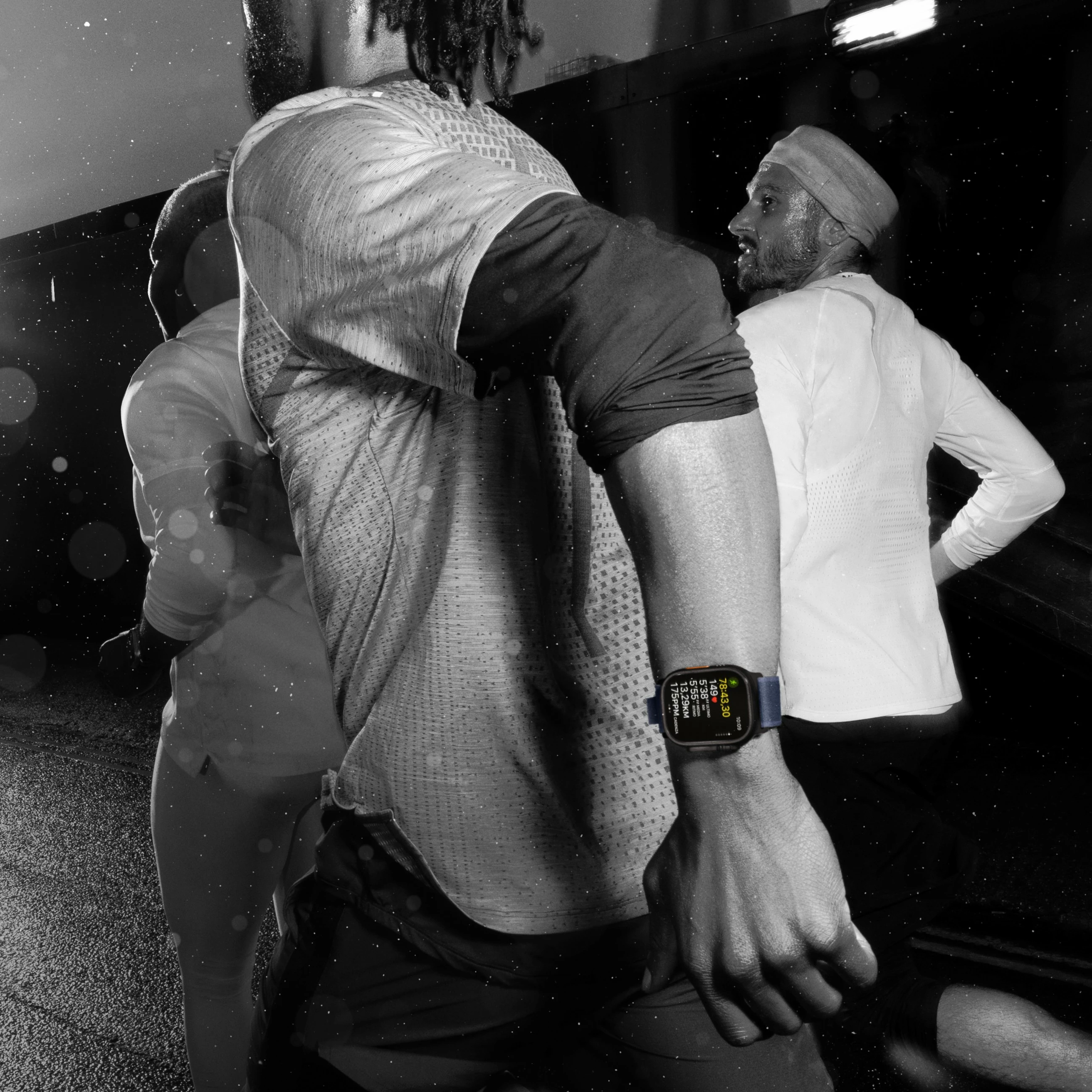 Smartwatch Apple Watch Ultra 2 GPS + Cellular 49mm, Kasë Titanium e Zezë, Rrip Milanese e Zezë