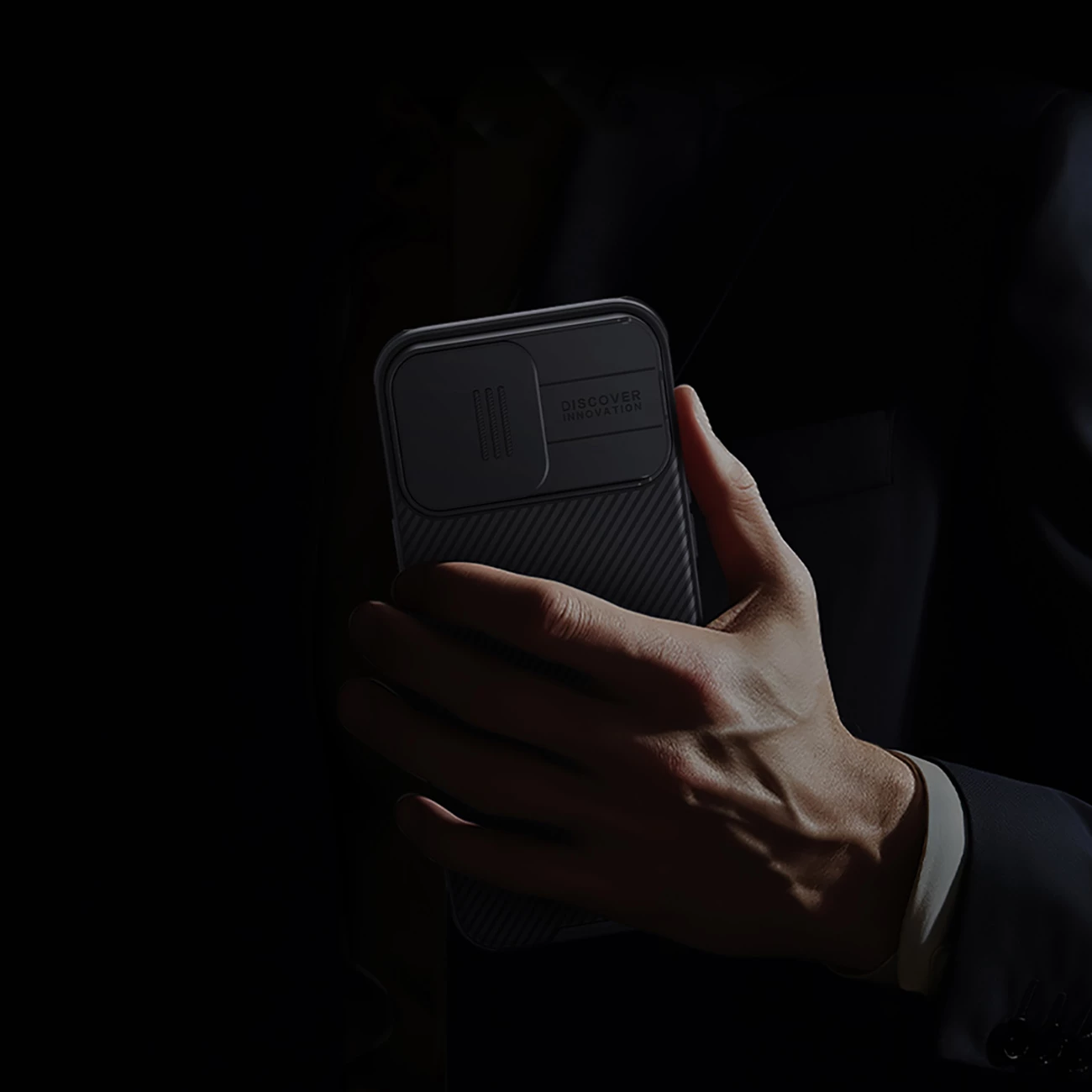 Mbështjellës Nillkin CamShield Pro Magnetic për iPhone 16 Pro Max, i zi