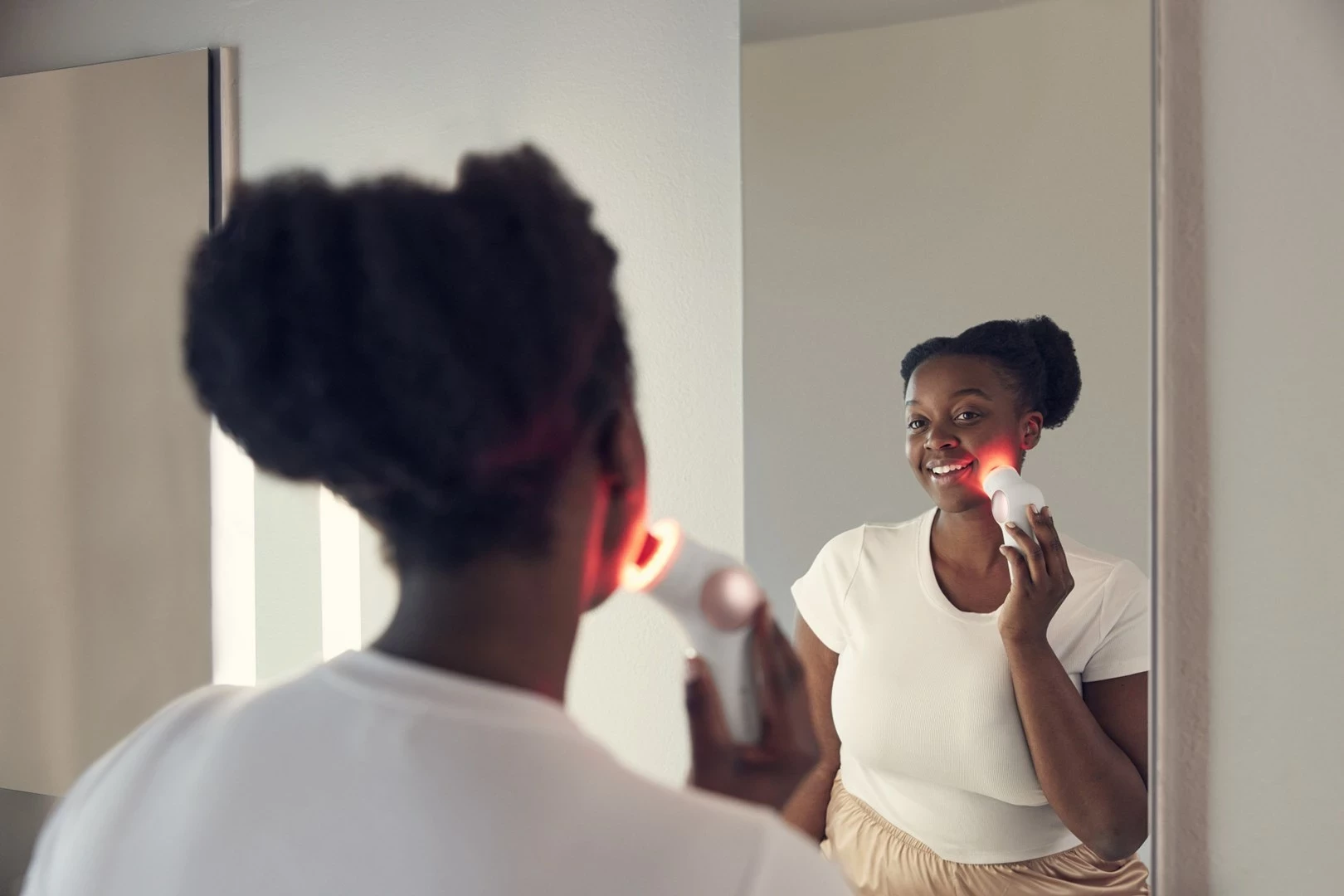 Pajisje për kujdesin e fytyrës Therabody TheraFace PRO, e bardhë