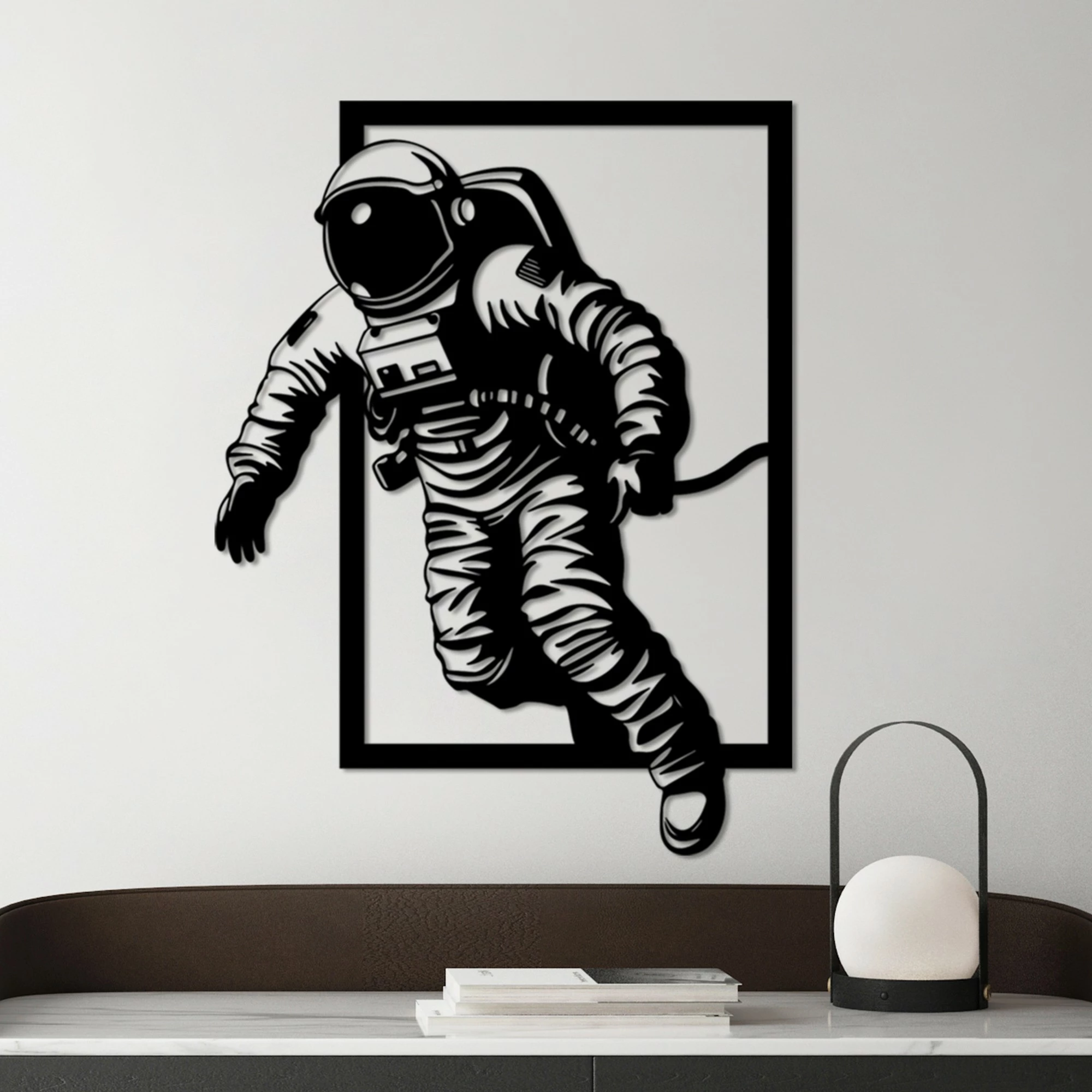 Aksesor dekorativ muri prej metali, astronaut, ngjyrë e zezë, Wallity, 69x52cm
