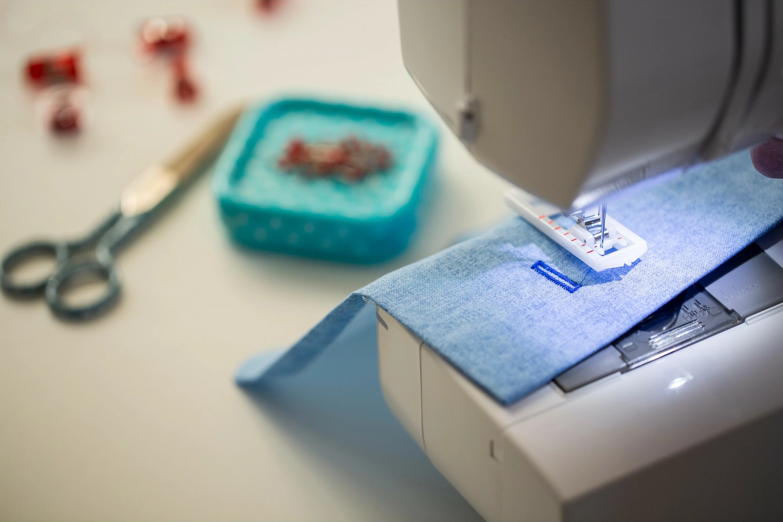 Makine qepëse Brother RL425 mekanike, e bardhë/blu