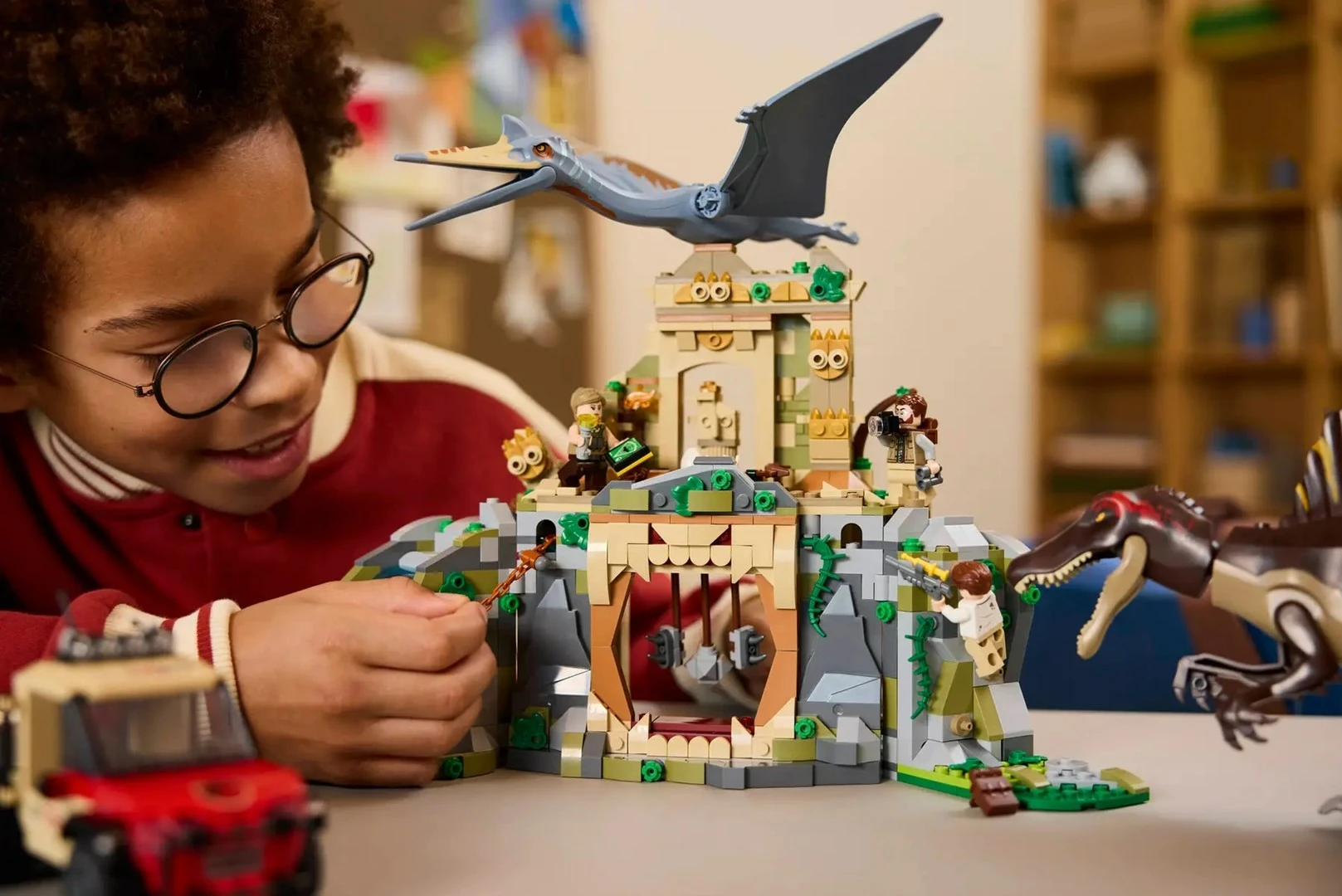 Set LEGO Jurassic World 76976 Spinosaurus & Quetzalcoatlus Air Mission, 4 minifigura