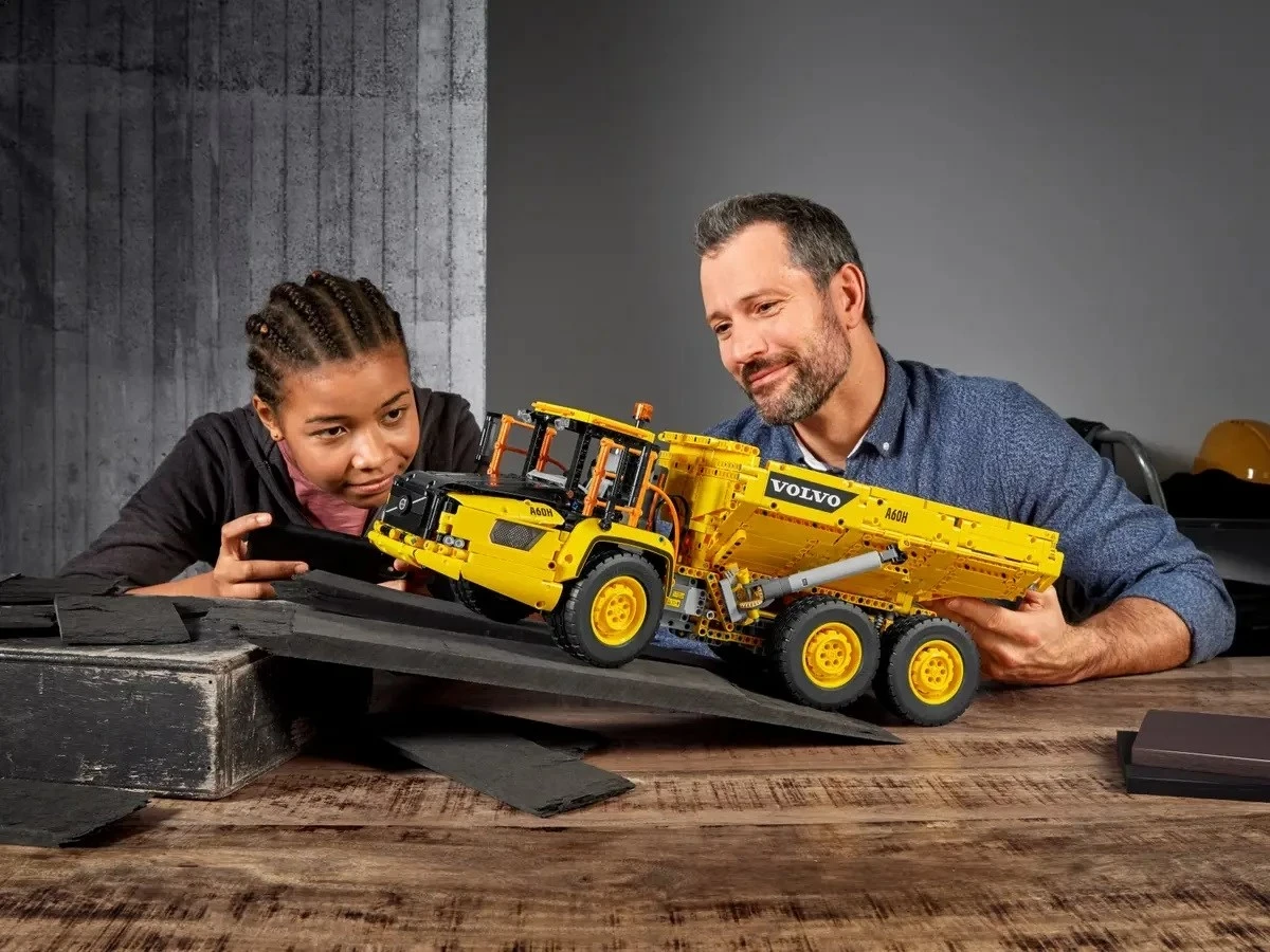 Set LEGO Technic Volvo 6x6 Articulated Hauler 42114, Verdhë