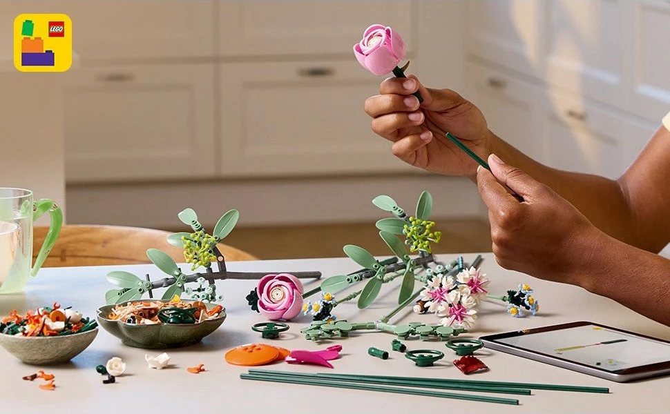Set ndërtimi LEGO Botanicals Schöner Rosafarbener Blumenstrauß 10342, shumëngjyrësh