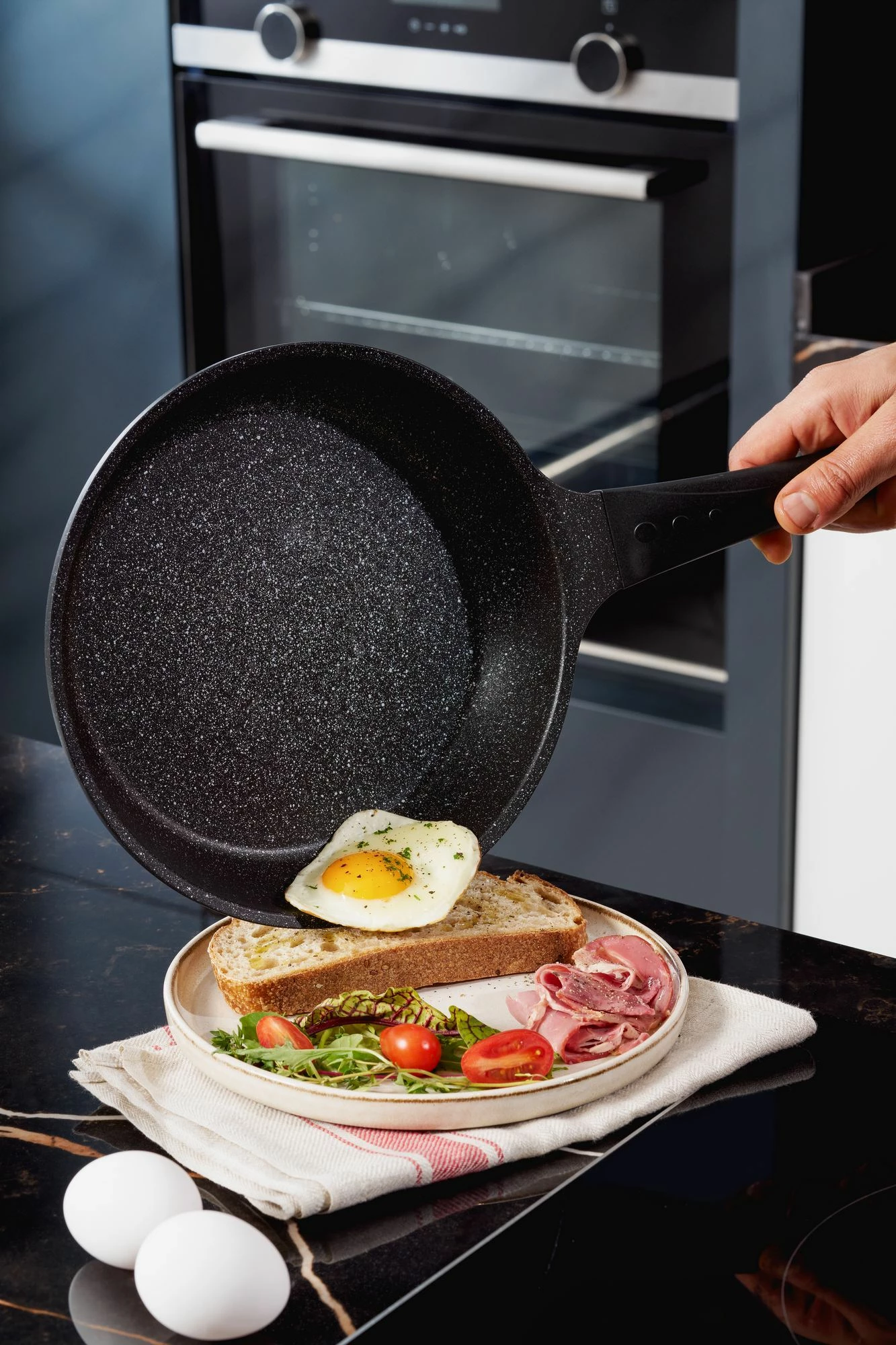 Set tenësh me tenxhere e tigan, ngjyrë e zezë, Hermia Concept, Vetta