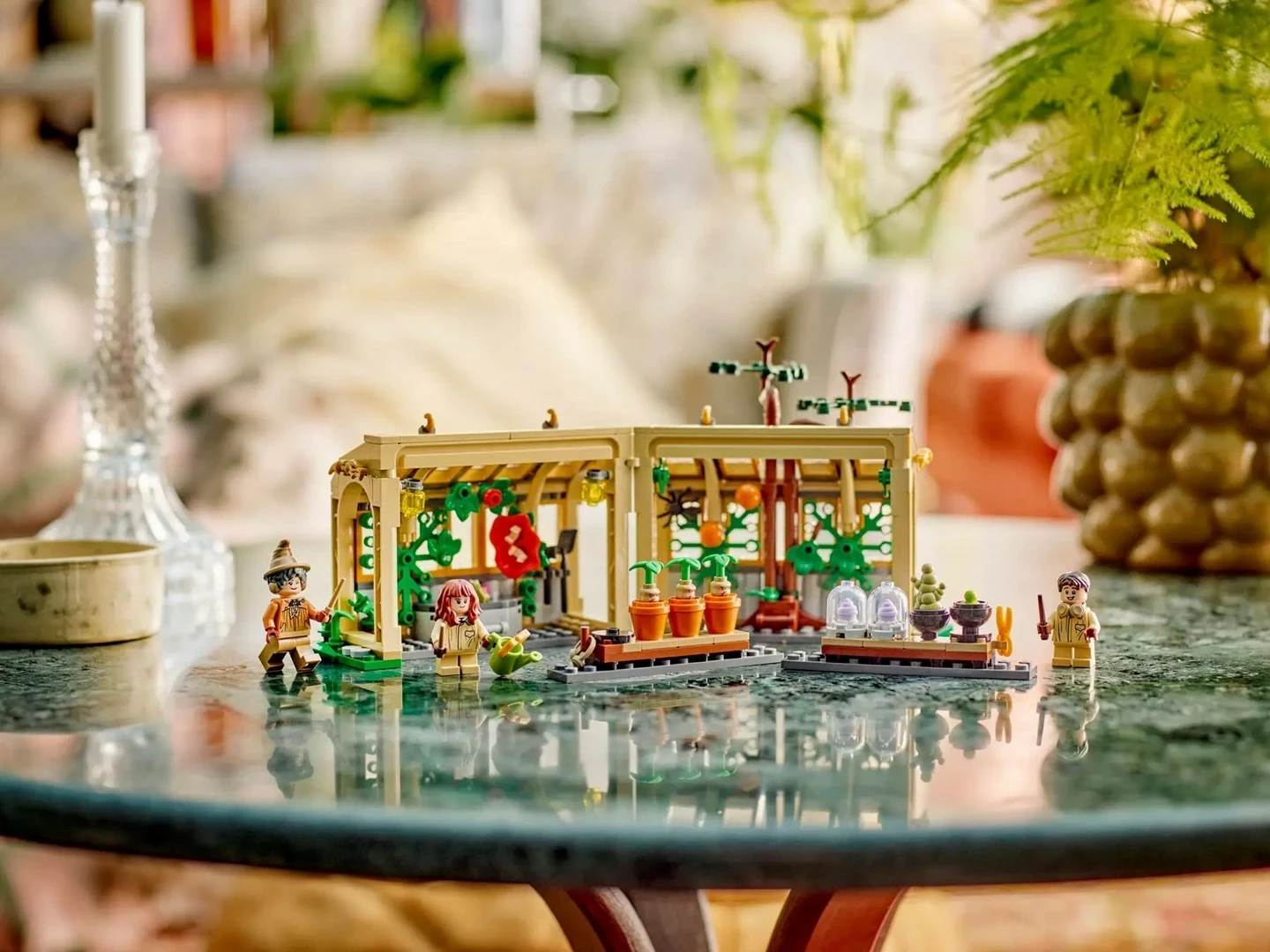 Set LEGO Harry Potter 76445 Hogwarts Castle Herbology Class, 3 minifigura