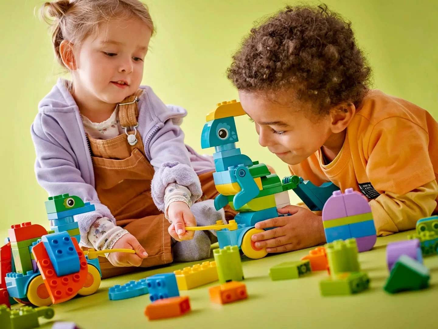 Set lodrash LEGO DUPLO 3-në-1 Dinosaurs on Wheels, 108 pjesë, për fëmijë 3+ vjeç